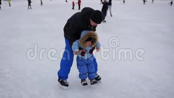一个年轻人骑在冰上抱着一个小孩视频的预览图