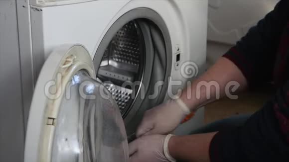有人在修理洗衣机视频的预览图