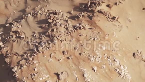 沙漠玫瑰是由石膏或重晶石组成的水晶团其中包括RubalKhali的大量沙粒视频的预览图