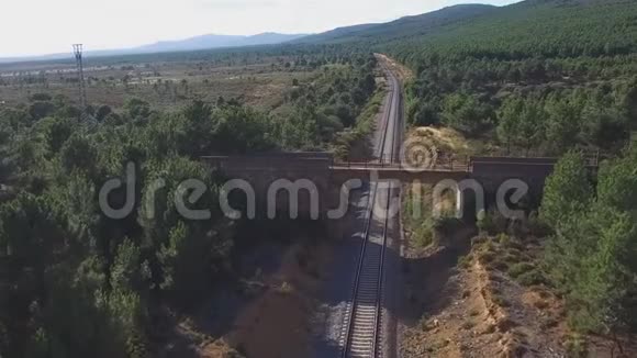 骑在桥上的山地自行车视频的预览图