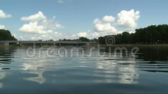 从船上可以看到夏季的河流和桥梁视频的预览图