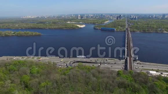 基辅第聂伯河大桥上的城市景观公路和交通视频的预览图