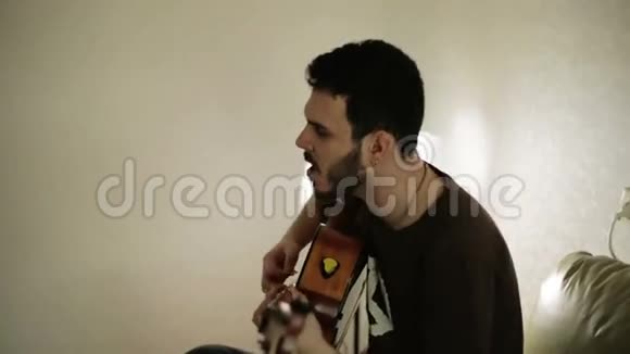 有感情地唱歌用吉他伴奏的人视频的预览图