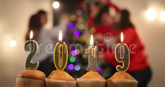 新年庆典在一家欢乐的公司庆祝新的到来之前桌上摆满了2019年数量的蜡烛的纸杯蛋糕视频的预览图