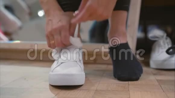在商店里穿白色运动鞋的年轻女子视频的预览图
