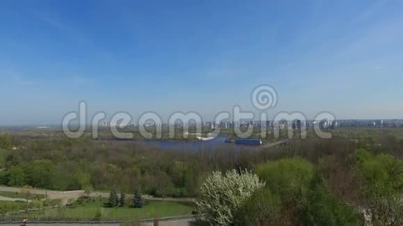 基辅的第聂伯河和地铁大桥视频的预览图