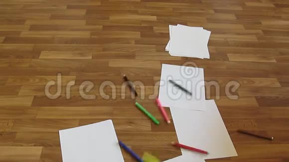 彩色铅笔记号笔和笔落在地板上视频的预览图