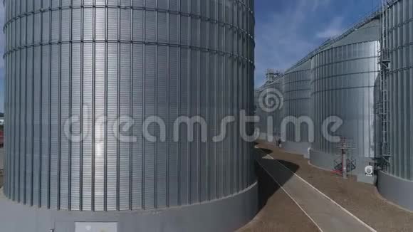 农业粮仓储罐奶奶视频的预览图