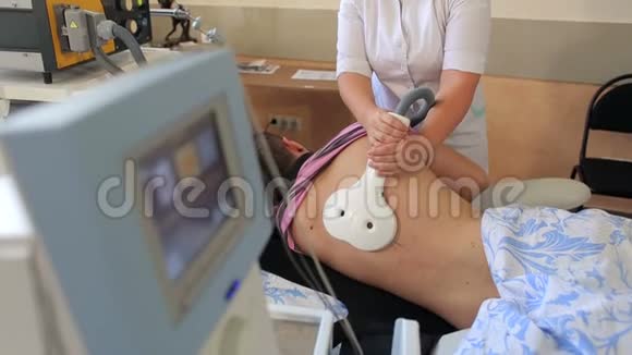 人体背部的电疗法视频的预览图