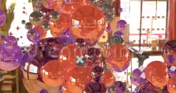 背景由许多球体制成形成不同的图案视频的预览图