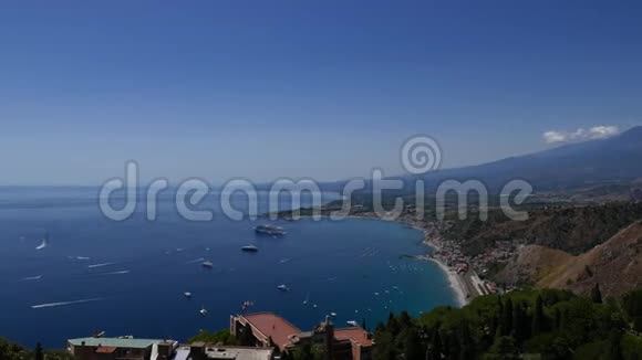 西西里陶尔米纳的海岸线和埃特纳山的背景视频的预览图