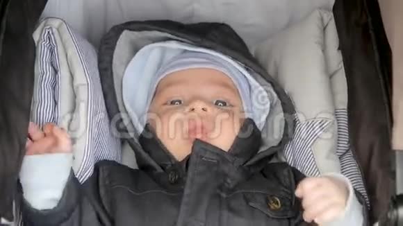 婴儿躺在一个戴着帽子和头罩的视频的预览图