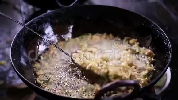 在印度街头美食烹饪在印度南部的一个市场上新鲜的食物是在平底锅里油炸的视频的预览图