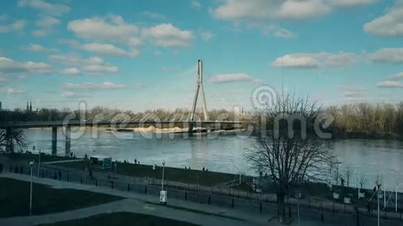 波兰华沙维斯图拉河堤和圣十字索桥的空中上升镜头4K视频视频的预览图