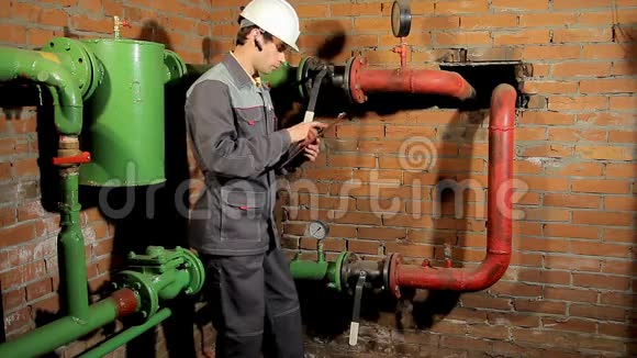 工人用激光高温计测量加热管的温度验证得到的结果采取措施视频的预览图