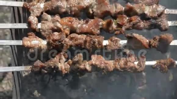 肉在扦子上旋转视频的预览图