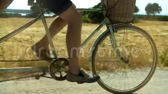 在过去的夏天里一对夫妇在路上骑自行车视频的预览图