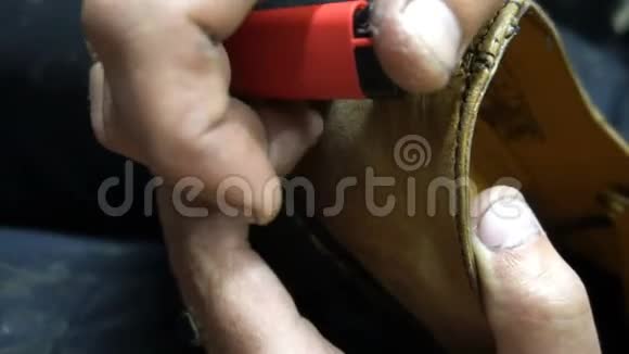 鞋匠在闪光鞋后用较轻的线视频的预览图