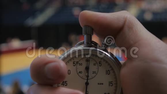 在一个视频中有4个手按体育赛事秒表上的启动按钮视频的预览图
