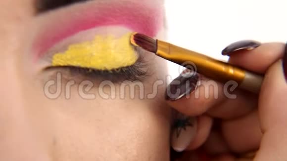 化妆师用眼影化妆来模拟视频的预览图