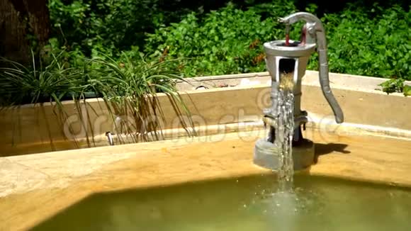 以喷泉形式安装的水泵视频的预览图
