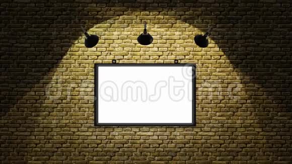 墙上的广告牌空白白板和闪烁的照明聚光灯在砖上在夜间视频的预览图