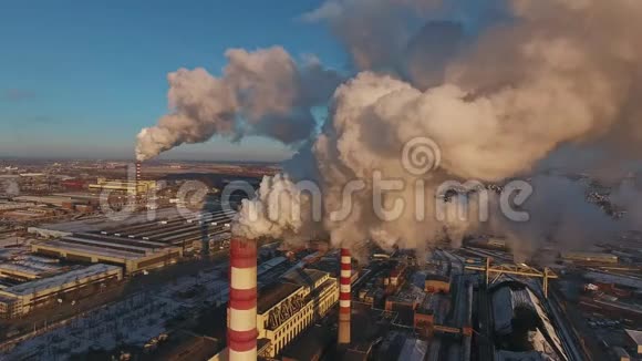 工业区烟来自管道空中景观视频的预览图