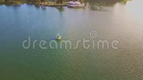 Flycam迷你船快速飞越令人惊叹的宁静湖水视频的预览图