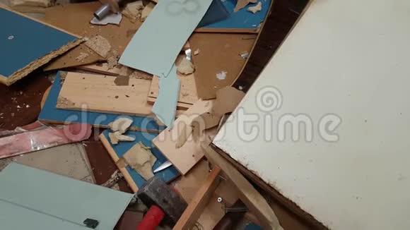 旧冰箱在废墟中被大锤砸死视频的预览图