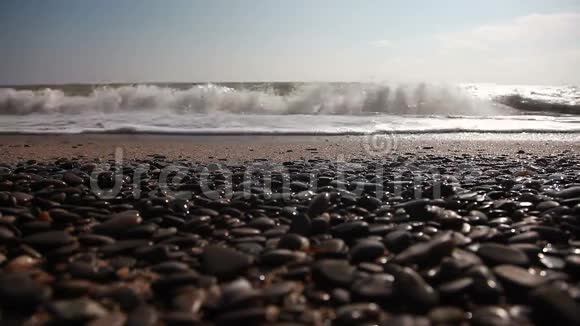 卵石滩和波浪视频的预览图