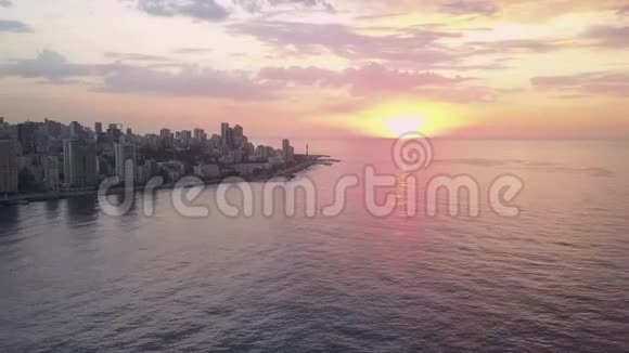 海上日落飞越贝鲁特Zaytunay海湾码头和市中心日落时分黎巴嫩贝鲁特的无人机空中拍摄视频的预览图