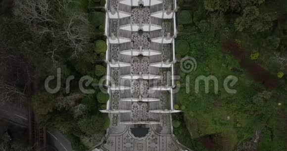 BomJesus在葡萄牙布拉加的教堂和楼梯的鸟瞰图视频的预览图
