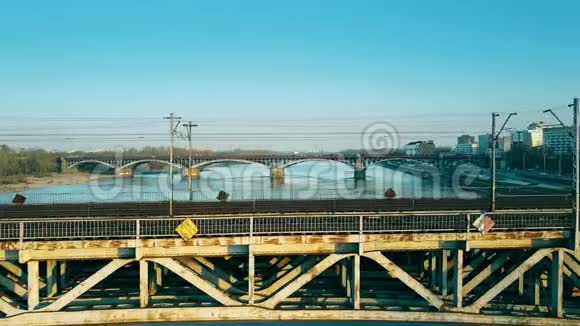 古老的钢铁铁路和远处的汽车桥在河对岸的空中拍摄视频的预览图