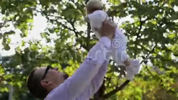 一个快乐的父亲和他新生的孩子玩耍视频的预览图