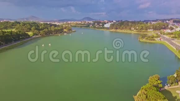全景绿色湖泊树木倒映在水中视频的预览图