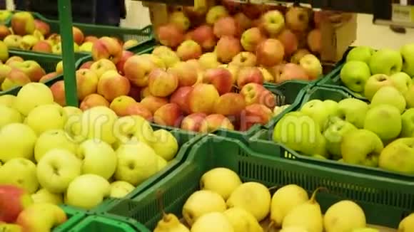 超市里的一个工人把水果苹果放进托盘里视频的预览图