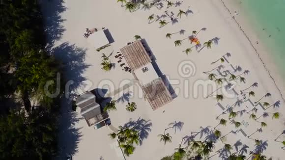 巴拉干海滩世界著名的冲浪者天堂装饰椅子和雨伞海滩上的游客海洋冲浪视频的预览图