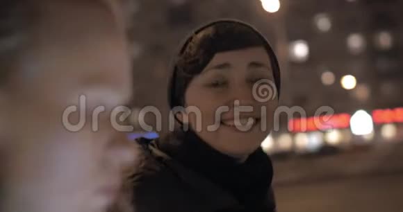 晚上在城里散步的妇女进行友好交谈视频的预览图