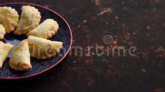 热辣可口的肉馅油炸水饺视频的预览图