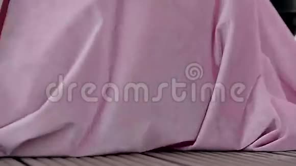 粉色丝绒面料迎风飘扬差不多了桌布窗帘视频的预览图