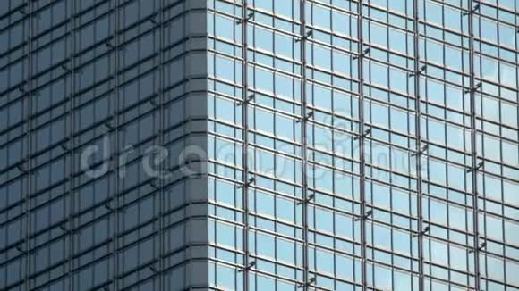 现代高层写字楼的倾斜镜头带有玻璃立面视频的预览图