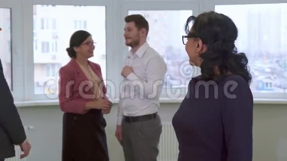 女商人在办公室摆姿势视频的预览图