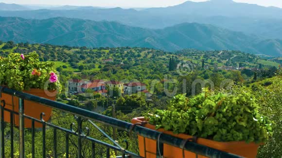 从豪华别墅看美丽的大自然山在地平线上绿色旅游视频的预览图