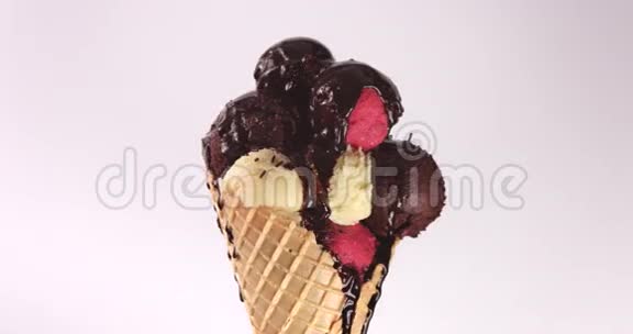 巨大的玉米有许多不同的冰淇淋和液体巧克力球视频的预览图