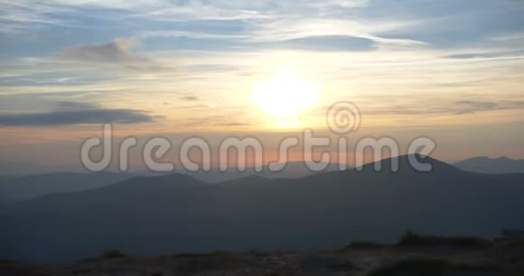 慢速运动美丽的风景在喀尔巴阡山日落视频的预览图