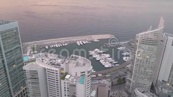 飞越贝鲁特Zaytunay海湾码头和市中心日落时分黎巴嫩贝鲁特的无人机空中拍摄视频的预览图
