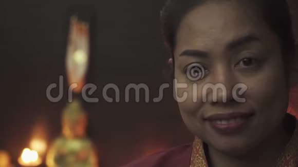 泰国按摩师漂亮的脸视频的预览图