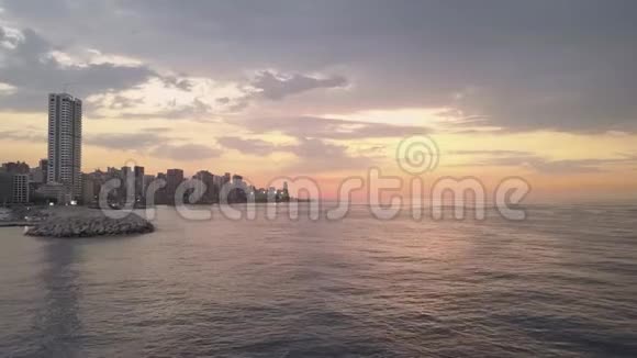 飞越贝鲁特湾码头和市中心日落时分黎巴嫩贝鲁特的无人机空中拍摄视频的预览图