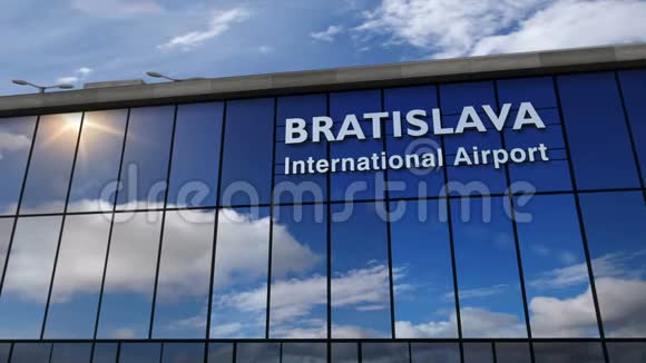 在布拉迪斯拉发降落的飞机在候机楼内视频的预览图