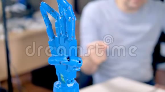 塑料蓝色仿生手臂移动手指视频的预览图